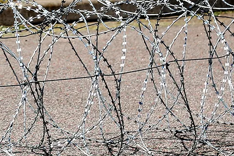 Ограничительные тросы в мобильных и длинных заграждениях